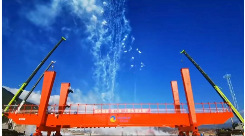 瑞和錦程蒲縹公鐵聯(lián)運(yùn)物流園鐵路專用線 | 45噸跨度36米集裝箱門式起重機(jī)上梁大吉！